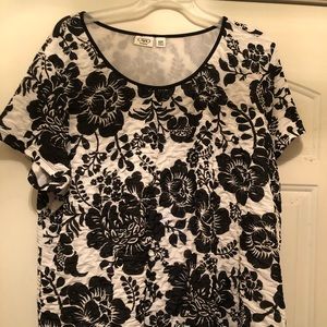 Black and white flower top